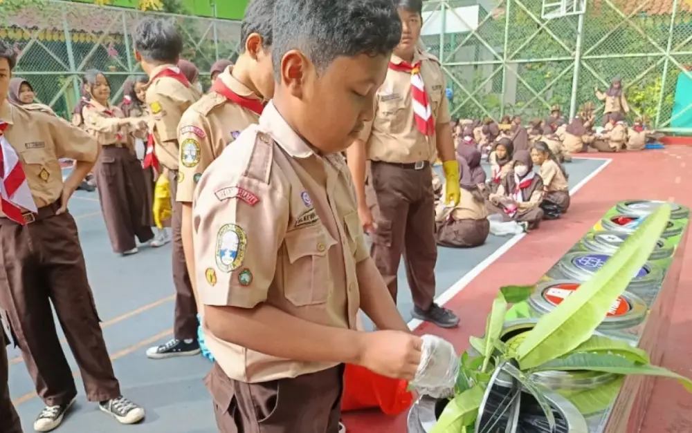 Peringatan Hari Peduli Sampah dan Hari Bapak Pramuka Dunia di SDN Cipedak 01